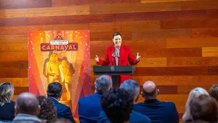 Patricia Cavada, alcaldesa de San Fernando, con chaqueta roja, presentando el Carnaval en San Fernando.