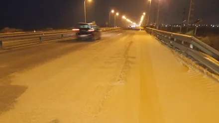 Arena en la calzada de la Carretera CA33 entre Cádiz y San Fernando por los efectos de la borrasca Leonardo