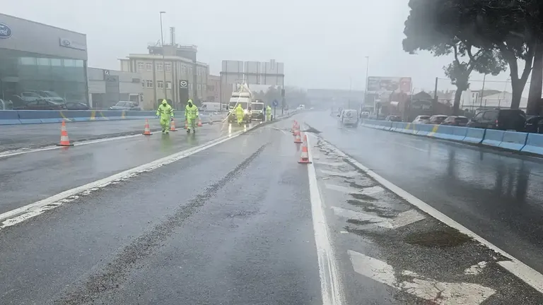 Carretera con operarios trabajando y un tramo cortado