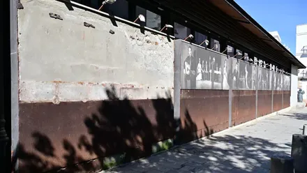 Lateral del Centro Flamenco La Merced con imágenes de artistas flamencos. Foto: Eulogio García.