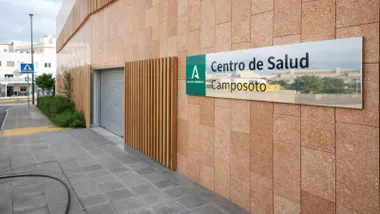 Centro de Salud, en tonos terrosos, en Camposoto.