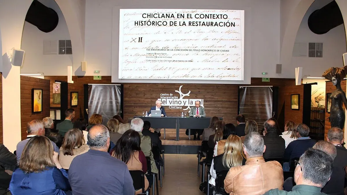 José Luis Aragón Panés sentado con José María Román al lado y el primer acto con motivo del 150 aniversario del título de Ciudad de Chiclana.