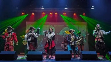 "La Chimimurga" en plena actuación con focos verdes y rojos.