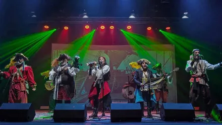 "La Chimimurga" en plena actuación con focos verdes y rojos.