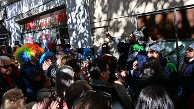 Una chirigota callejra cantando en la plaza Topete durante el Carnaval. Foto: Eulogio García,