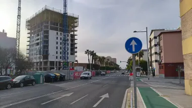 Cielo mayormente despejado en Cádiz, sobre la Torre Abu que sigue creciendo. Foto: Eulogio García.