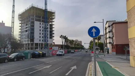 Cielo mayormente despejado en Cádiz, sobre la Torre Abu que sigue creciendo. Foto: Eulogio García.
