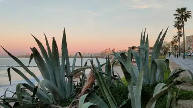 Cielos despejados en Cádiz en el ultimo lunes de febrero con la Catedral al fondo