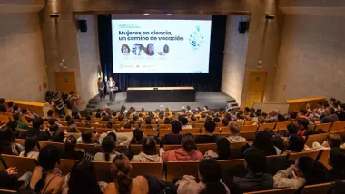 Auditorio lleno para conmemorar el Día de la Mujer y la Niña en la Ciencia en San Fernando.