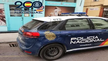 Coche azul de la Policía Nacional.