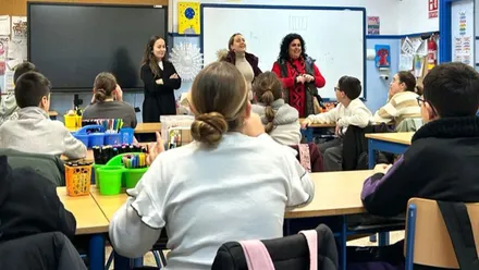 Profesoras explican temas de tolerancia a un grupo de alumnos y alumnas.