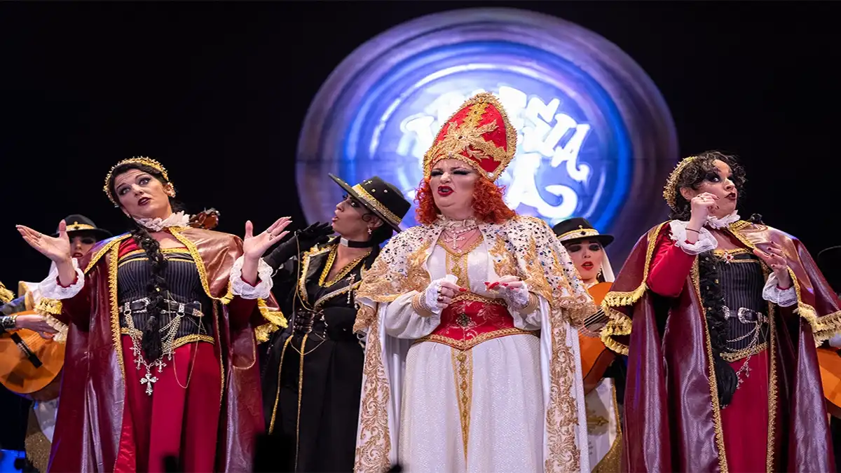 La crítica y el humor resaltan en las coplas de la primera semifinal del COAC 2026