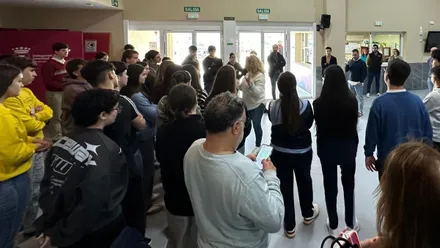 Fede Díaz ante muchos alumnos de centros educativos presentando "Conoce Andalucía".