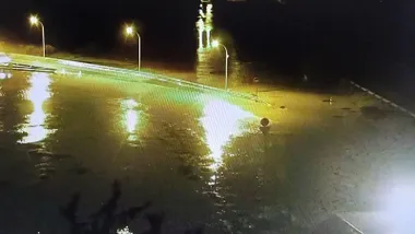 Imagen procedente de una cámara de tráfico de la DGT que muestra una carretera completamente cubierta por agua, con la calzada inundada y sin posibilidad de paso para los vehículos.