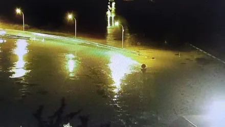 Imagen procedente de una cámara de tráfico de la DGT que muestra una carretera completamente cubierta por agua, con la calzada inundada y sin posibilidad de paso para los vehículos.