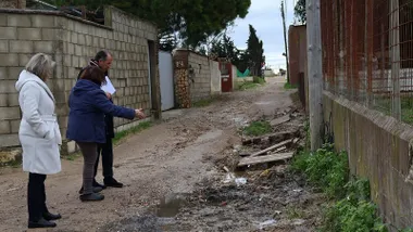 José María Román con dos afectadas mirando los daños en una de las calles.