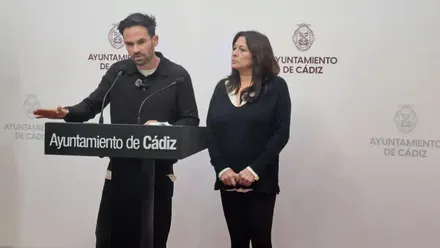 David de la Cruz y Helena Fernández de Adelante Izquierda Gaditana durante la rueda de prensa.