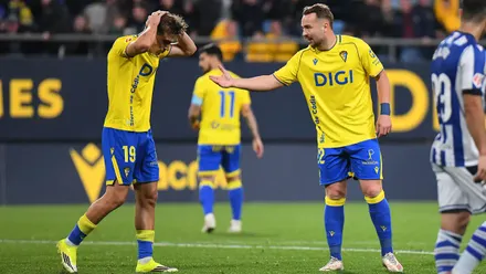 De la Rosa lamenta la clarísima ocasión que falló con 0-0 mientras Ontiveros lo consuela. Foto: Cádiz CF.