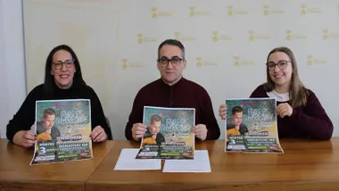 Tres personas, Francis Salado en el centro y las representantes de la Hermandad, Manoli Cana y Arantxa Pastor, con el cartel de "Ecos de Cuaresma".