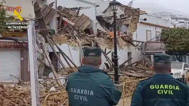 Guardia Civil ante el edificio colapsado.