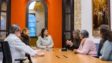 Mesa del Ayuntamiento de San Fernando con la alcaldesa y los miembros de El Pan Nuestro.