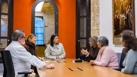 Mesa del Ayuntamiento de San Fernando con la alcaldesa y los miembros de El Pan Nuestro.