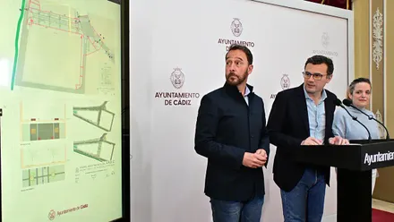 El alcalde de Cádiz, Bruno García, junto a sus concejales José Manuel Cossi y Maite González anunciando trabajos Telegrafía sin Hilo. Foto: Eulogio García.