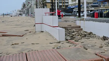 Estado de algunas duchas y lavapiés de la playa de la Victoria tras borrasca Leonardo. Foto: Eulogio García.