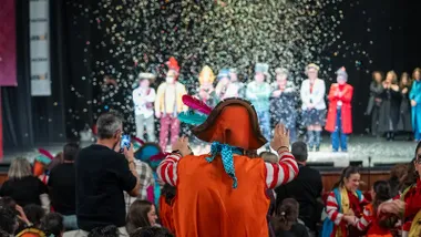 Un momento de la lectura del fallo del jurado con público en sala. Foto: José María Reyna.