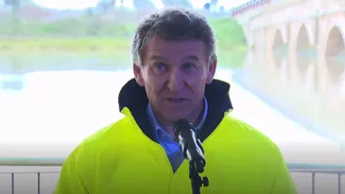 Feijoo con chubasquero amarillo fluorescente haciendo unas declaraciones.