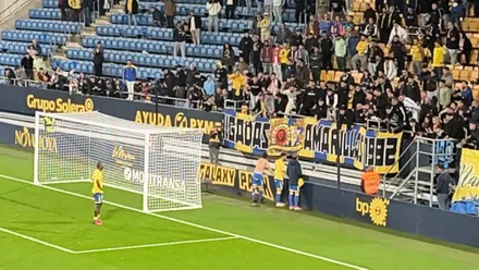 Imagen del vídeo en el que se observa a los capitanes del Cádiz CF conversando con Brigadas Amarillas.