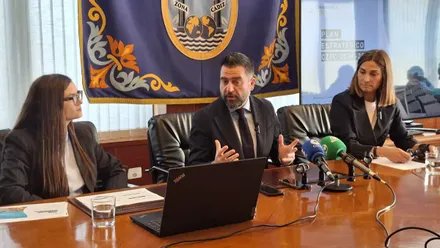 El delegado Fran González, acompañado de Marciala de la Cuadra y Amaia Quintana (Deloitte), durante la presentación oficial del Plan Estratégico 2026-2030