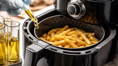 Comprobaciones en una freidora de aire con una cesta de patatas fritas.