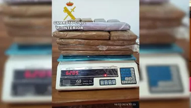Balanza pesando un alijo de 6 kilos de hachís.