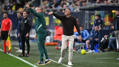 Garitano y su ayudante Patxi Ferreira dando instrucciones desde la banda. Foto: Cádiz CF.