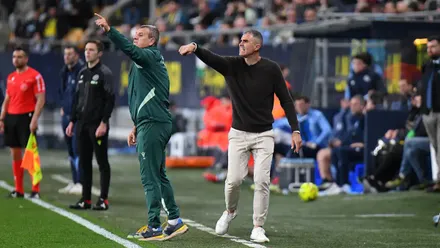 Garitano y su ayudante Patxi Ferreira dando instrucciones desde la banda. Foto: Cádiz CF.
