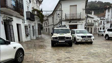Coches de la Guardia Civil y la UME en Grazalema.
