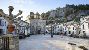 Iglesia con la plaza de Grazalema, es un edificio vetusto en piedra.