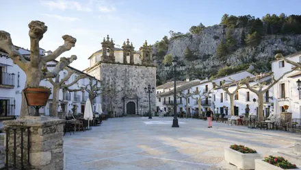 Iglesia con la plaza de Grazalema, es un edificio vetusto en piedra.