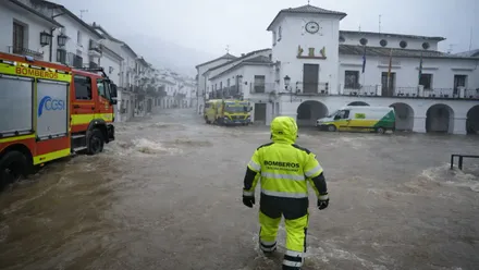 Agua bajando por una calle inundada de Grazalema.