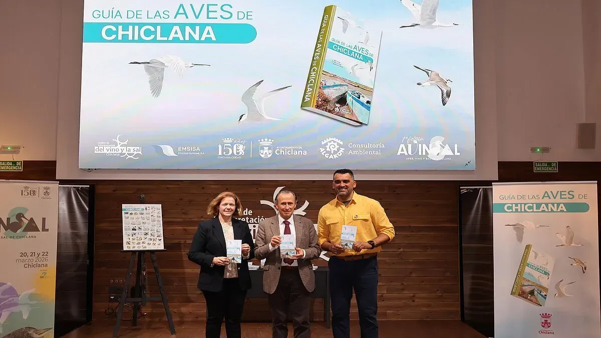 El alcalde en la presentación de la guía de aves en Chiclana.