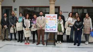 Personas posando en la presentación de la guía de lectura recomendada para estudiantes sobre LGTBI.
