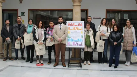 Personas posando en la presentación de la guía de lectura recomendada para estudiantes sobre LGTBI.