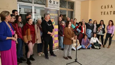Susana Rivas hablando al publico presentando "Hábito. 21 días de teatro".