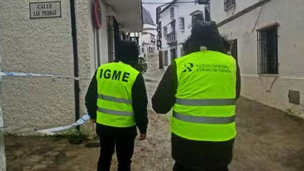 Dos científicos con chalecos reflectantes en las calles de Grazalema inundadas.