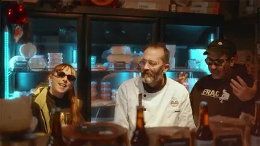 pepe Ripoll y KArim, de la FRAC, junto a Jose Cubelo en su quesería en uno de los momentos del video. Foto: FRAC.