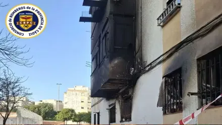 Terraza del piso incendiado notablemente afectado.