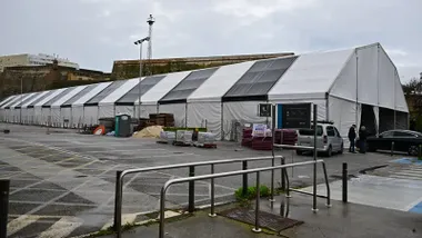 La Carpa se están instalando en el aparcamiento de la estación de tren. En sus próximidades se ubicará uno de los Puntos Violeta. Foto: Eulogio García.