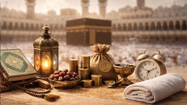 Diferentes objetos que representan los pilares del Islam y, al fondo, la Piedra Negra.