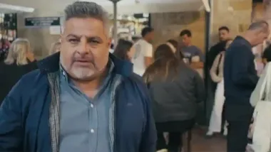 Una imagen del reportaje que se emite esta noche con Janis de la Serna pasando por delante de 'El Manteca'. Foto: laSexta.